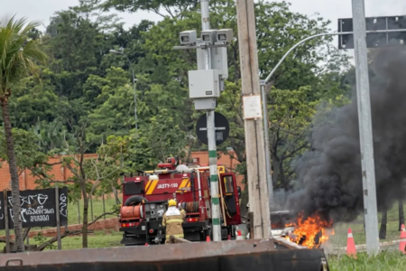 Bombeiros usaram 600 litros de água para apagar incêndio que tomou carro na GO-020 (Foto: arquivo pessoal)