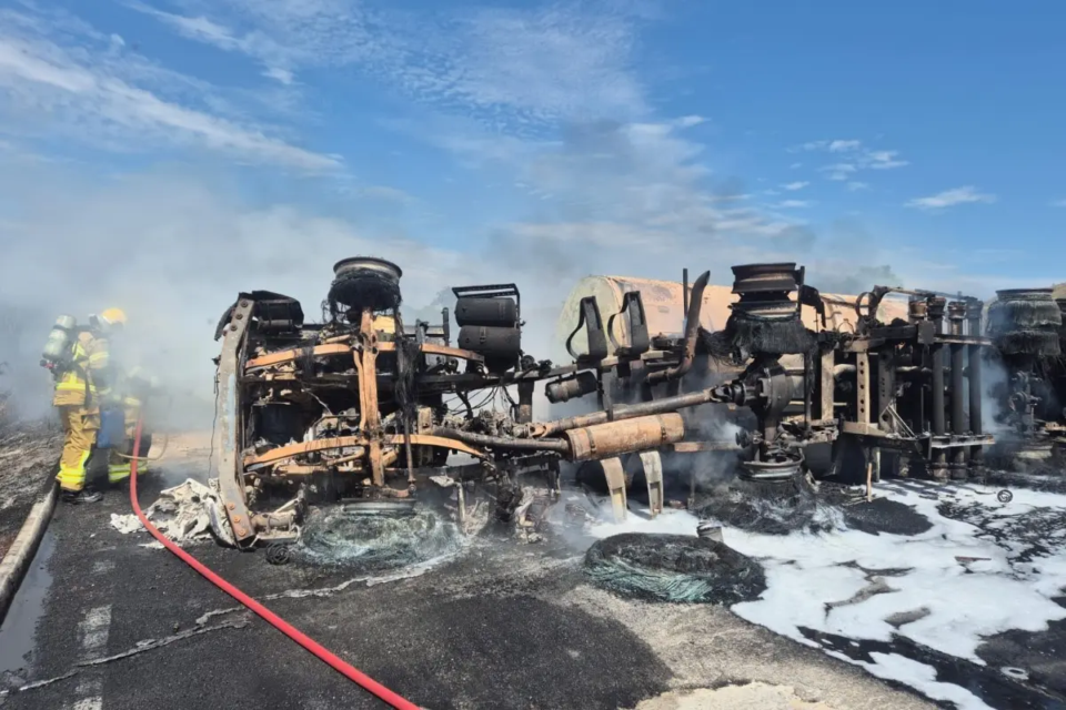 A equipe combateu o incêndio com cerca de 5 mil litros de água, em Flores de Goiás (Foto: Corpo de Bombeiros)