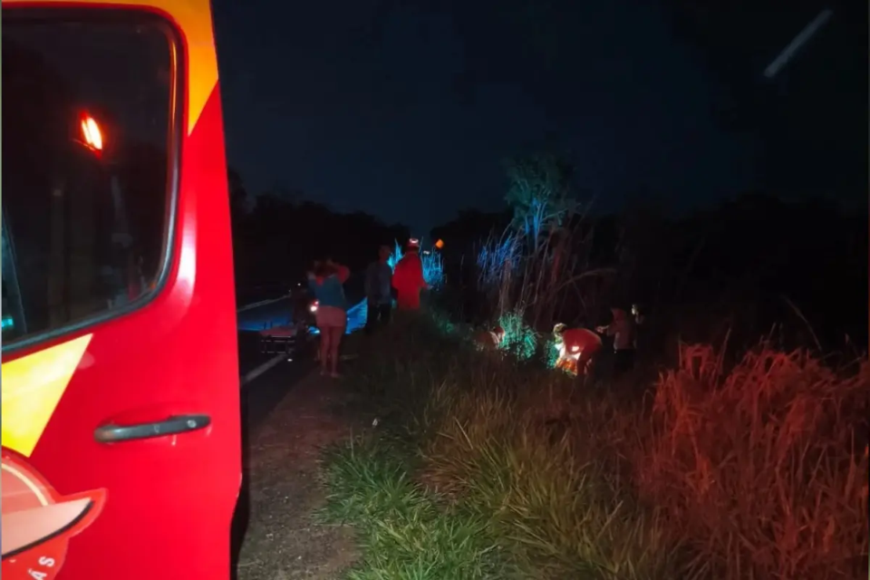Bombeiros socorreram dois jovens que se envolveram em acidente de moto em Caldas Novas (Foto: Corpo de Bombeiros)