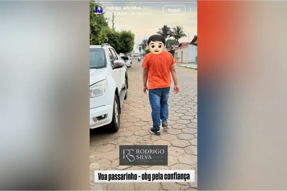 Adriano deixa a Delegacia de Inhumas acompanhado do advogado após prestar depoimento
