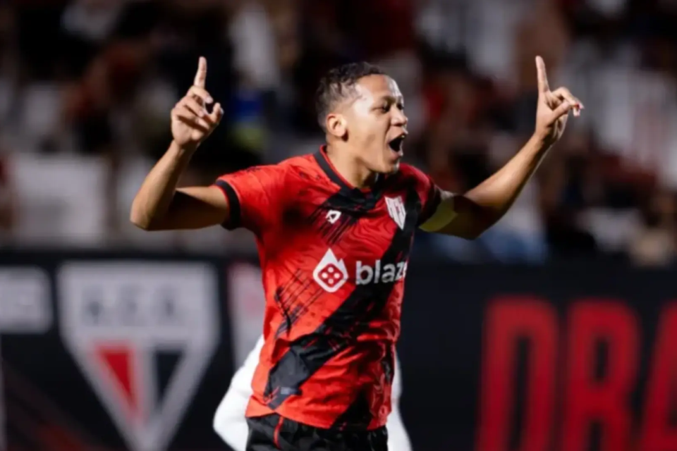 O zagueiro Adriano Martins (Foto: Raphael Teixeira / ACG)