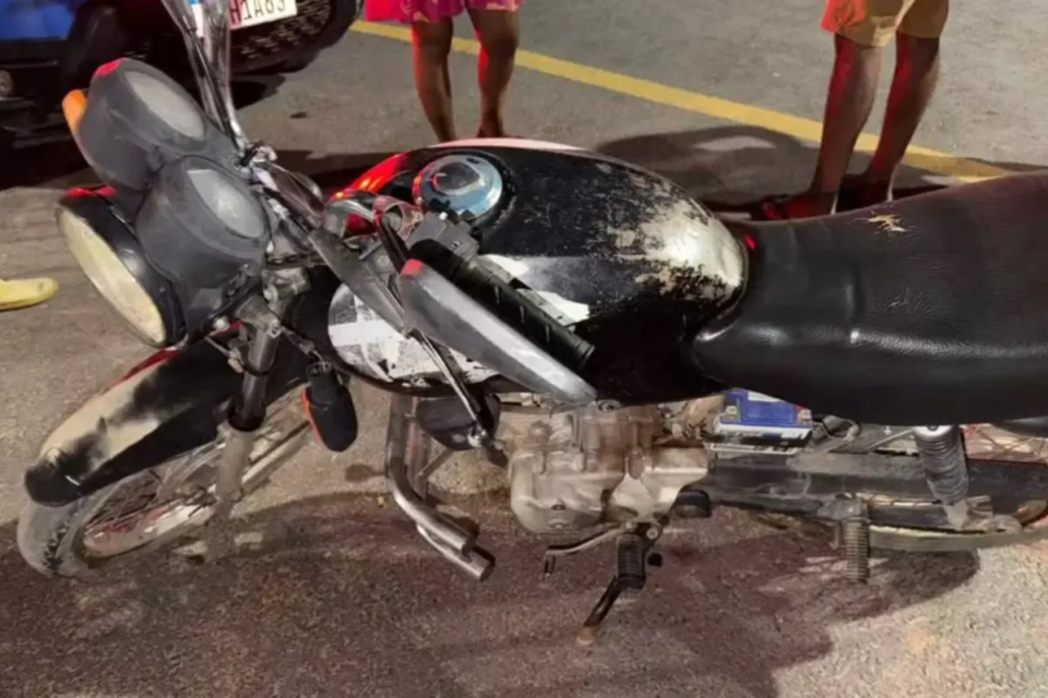 Motociclista que atropelou Rua Felipe ajudou no socorro e também se feriu, em Posse (Foto: Corpo de Bombeiros)