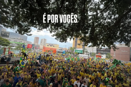 Apoiadores de Flávio Bolsonaro se reúnem em Anápolis, neste sábado, para encerrar as campanhas do PL (Foto: Thiago Stilo)