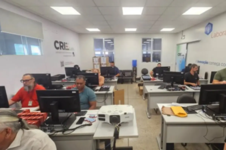 TRE-GO prepara cartões de memória das urnas para votação de 25 de outubro (Foto: TRE-GO)
