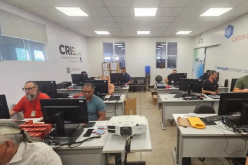 TRE-GO prepara cartões de memória das urnas para votação de 25 de outubro (Foto: TRE-GO)