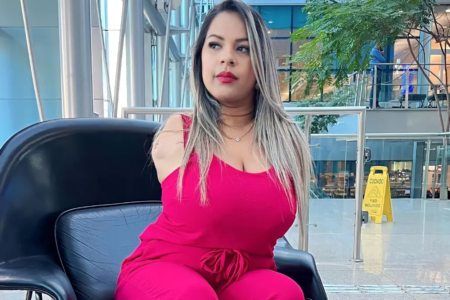 Kathrein Moura Faria posa para uma foto