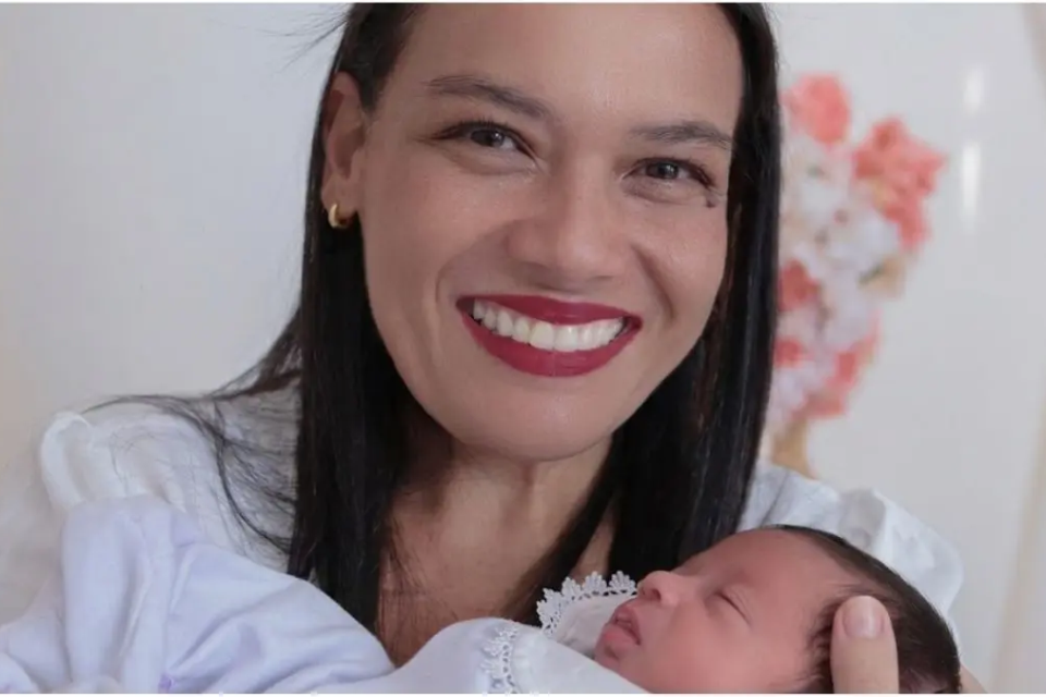 Elisflávia Guimarães, professora de 37 anos diagnosticada com câncer no intestino durante a gravidez