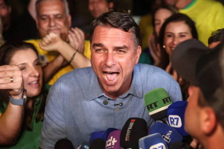 TSE desmente Flávio Bolsonaro e diz que não retirou fiscais do PL de sala-cofre Derrotado por Lula (PT), senador fala em anulação do pleito
