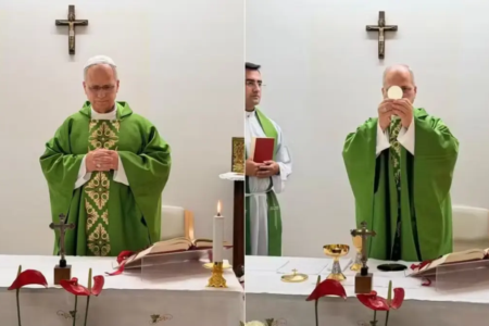 Papa Leão XIV rezando missa dentro do hospital Gemelli, em 16 de outubro de 2026 - (Foto: Divulgação/Vaticano)