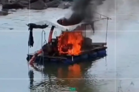 Balsa sendo destruída - (Foto: divulgação/PM)