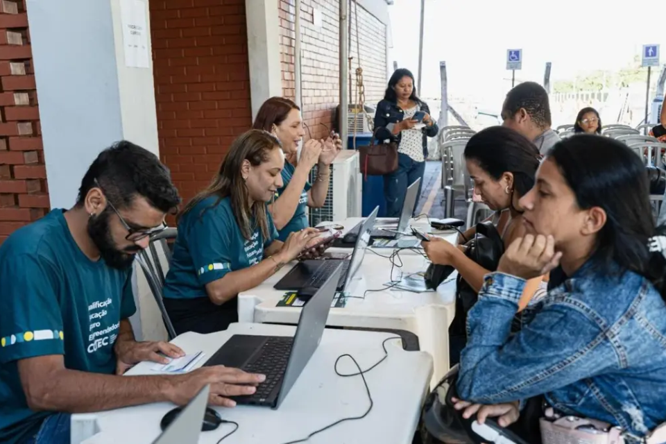 Candidatos sendo atendidos durtante Feirão de Empregos - (Foto: Retomada-GO)