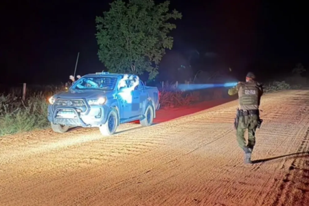 Trio sendo abordado pela polícia - (Foto: reprodução/PM)