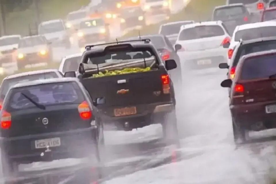 Carros transitando na chuva - (Foto: Jucimar de Sousa/Mais Goiás)