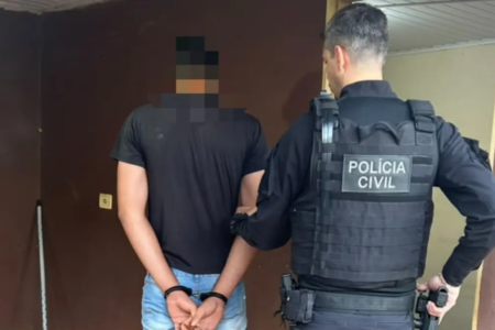 Suspeito sendo conduzido pelo agente - (Foto: reprodução/PC)