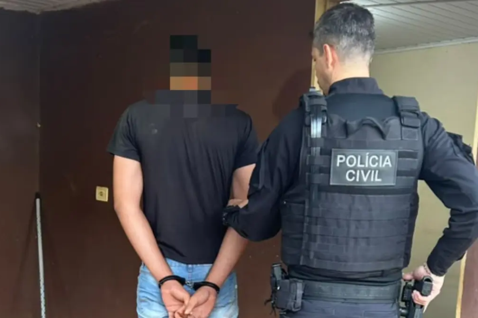 Suspeito sendo conduzido pelo agente - (Foto: reprodução/PC)