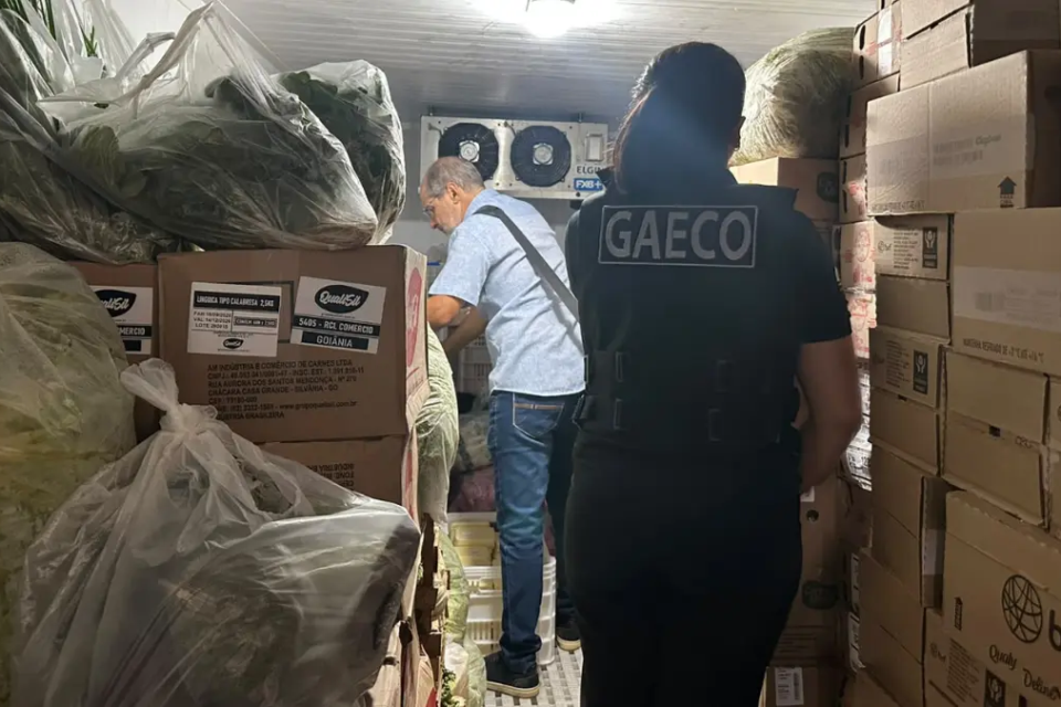 Agentes cumprindo mandados - (Foto: reprodução/MP)