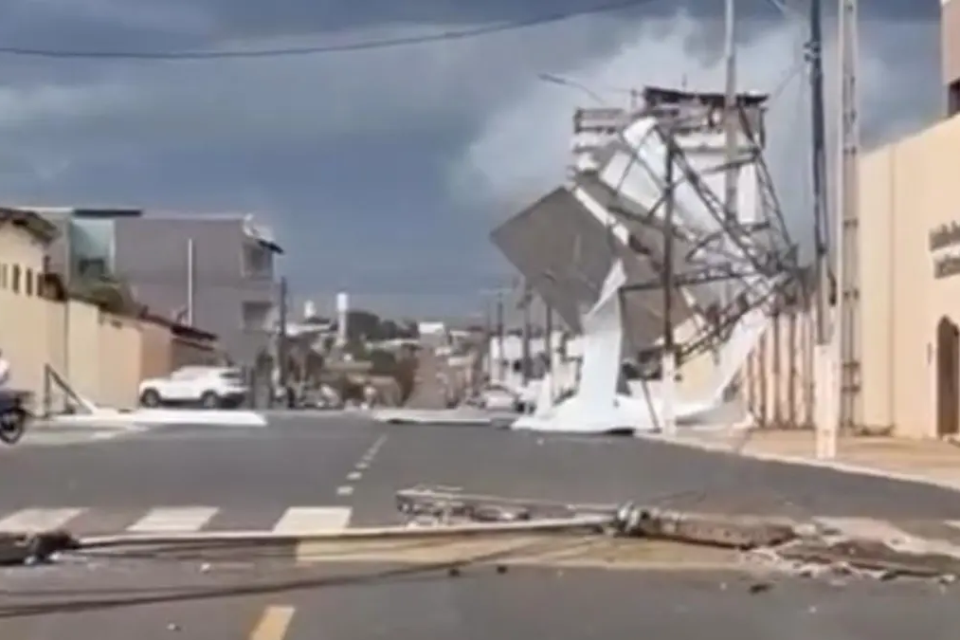Estrutura da arquibancada foi arrancada pelo vento - (Foto: reprodução)