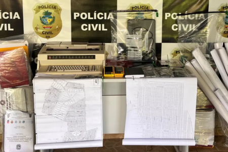 Máquinas de escrever, documentos e mapas apreendidos - (Foto: reprodução/PC)