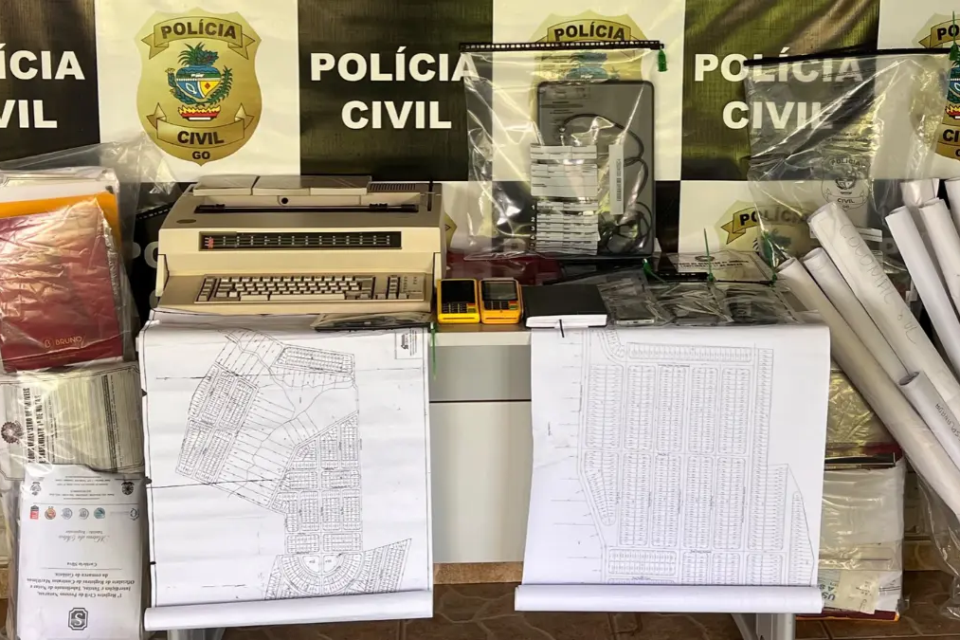 Máquinas de escrever, documentos e mapas apreendidos - (Foto: reprodução/PC)