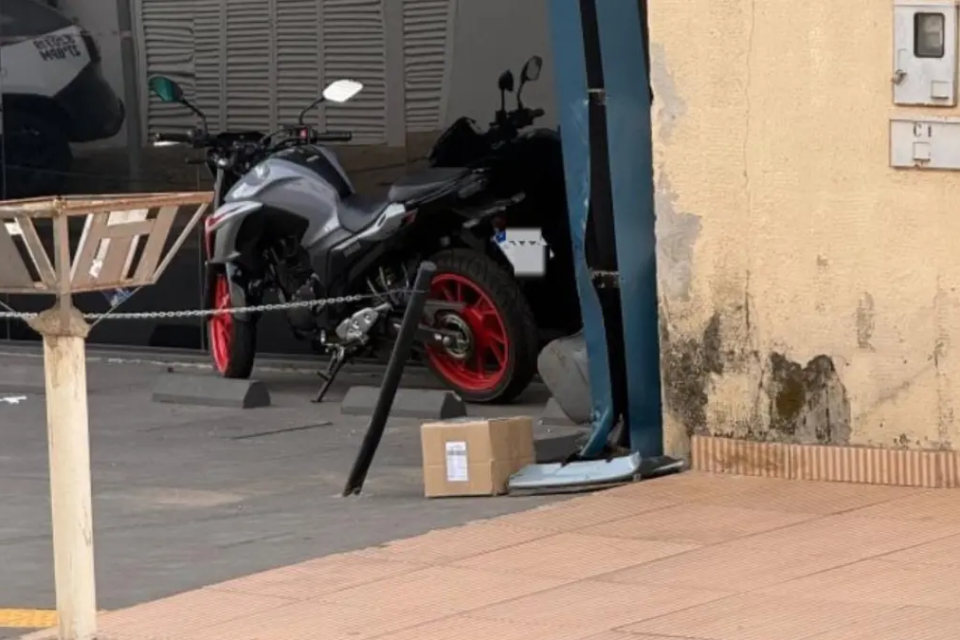 Caixa foi deixada na porta de agência bancária - (Foto: reprodução/PM)