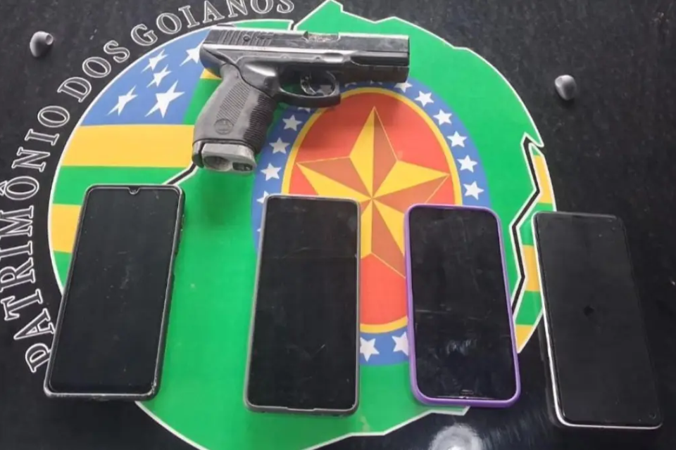 Arma e celulares apreendidos - (Foto: reprodução/PM)