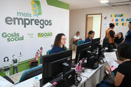 Candidatos sendo atendidos - (Foto: reprodução)