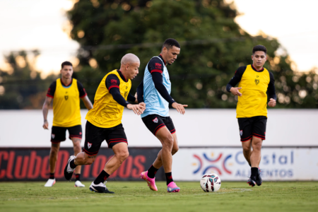 Roger Silva faz mudanças no Atlético para encarar o Fortaleza