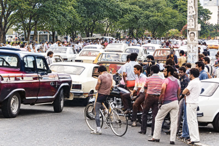 Praça Tamandaré, em Goiânia, reunia carros, motocicletas e moradores durante os tradicionais encontros de veículos na década de 1980 (Foto: Reprodução/Instagram @goiastemhistoria)