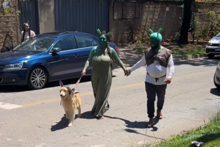 Pais surgem de Shrek e Fiona na escola da filha em Aparecida de Goiânia; vídeo Cachorro foi fantasiado de Burro