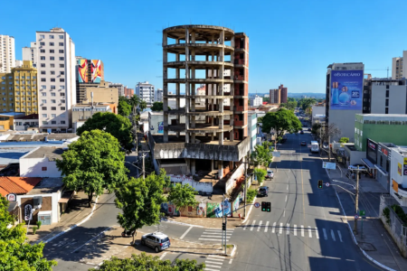 Esqueleto Circular no Cruzamento Urbano