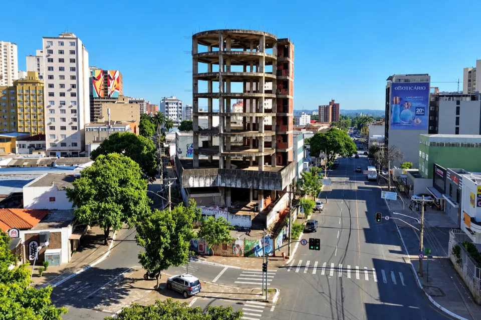 Esqueleto Circular no Cruzamento Urbano