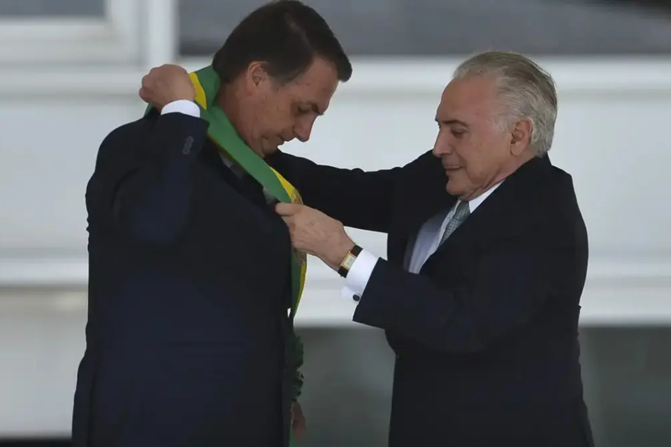 Pai, ex-presidente ou terceiros: quem realmente pode colocar a faixa presidencial?