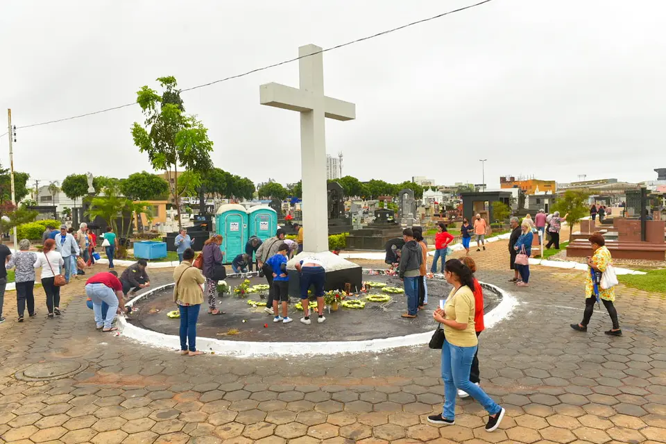 Visitantes deixam coroas de flores em cemitério de Goiânia (Foto: Jucimar de Sousa/Mais Goiás)