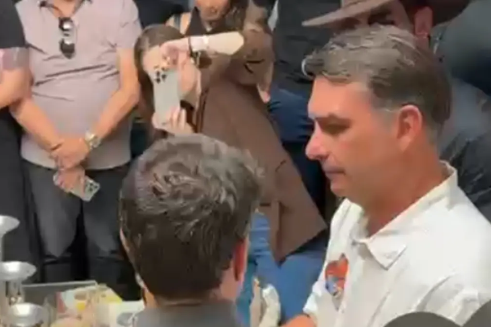 Flávio Bolsonaro e sertanejos