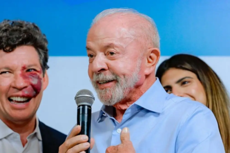 Presidente Lula com microfone em mãos