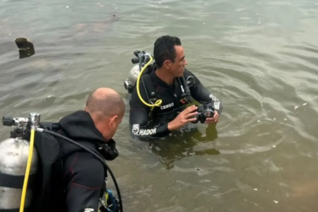 Mergulhadores dos bombeiros em lago da Saneago