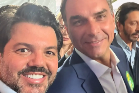 Prefeito de Anápolis, Marcio Corrêa, ao lado de Flávio Bolsonaro (Foto: Instagram)