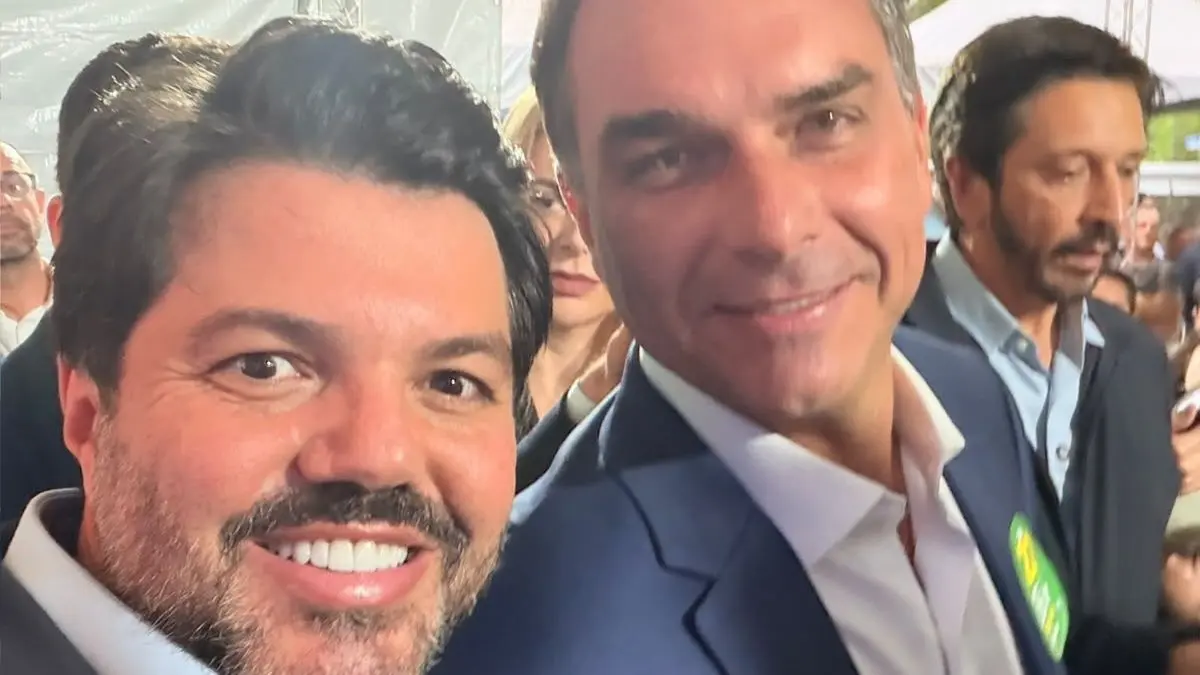 Prefeito de Anápolis, Marcio Corrêa, ao lado de Flávio Bolsonaro (Foto: Instagram)