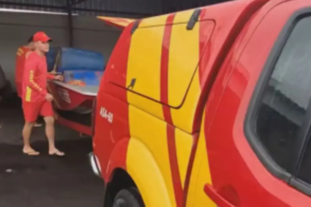 Bombeiros resgatam lancha em Itumbiara