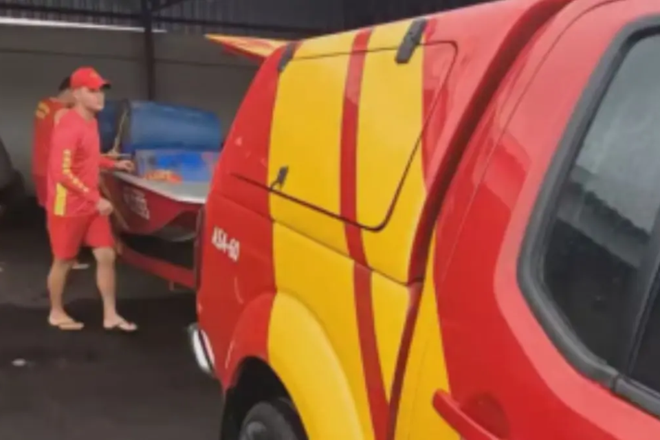 Bombeiros resgatam lancha em Itumbiara