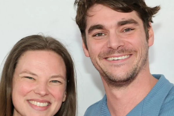 RJ Mitte e noiva