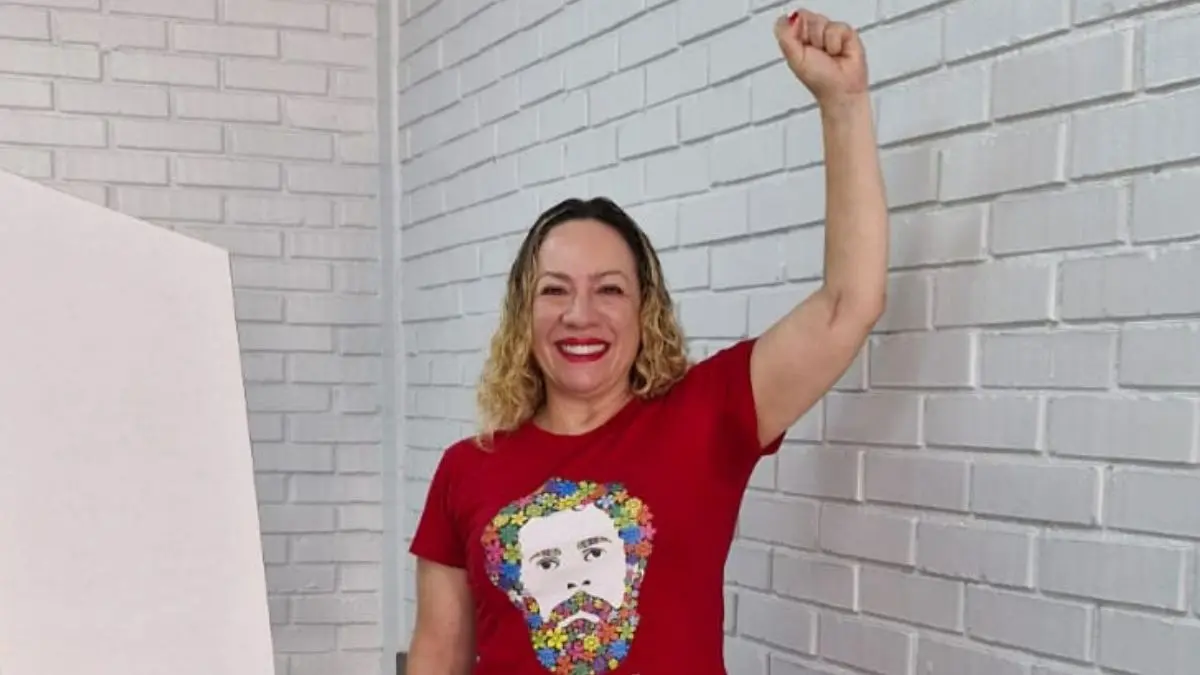 Adriana Accorsi vota em Goiânia e pede mobilização contra abstenção: ‘Um voto faz diferença’