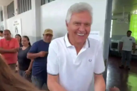 Caiado vota em Nova Crixás