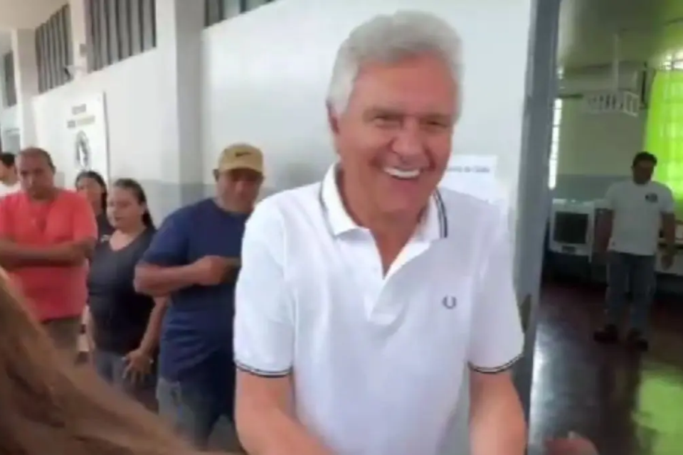 Caiado vota em Nova Crixás