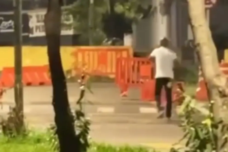 homem joga santinhos no chão