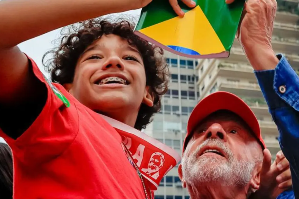 Presidente Lula segura Constituição