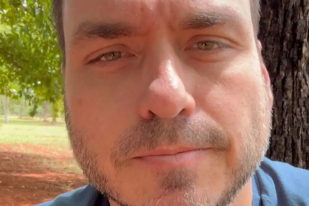 Carlos Bolsonaro grava vídeo