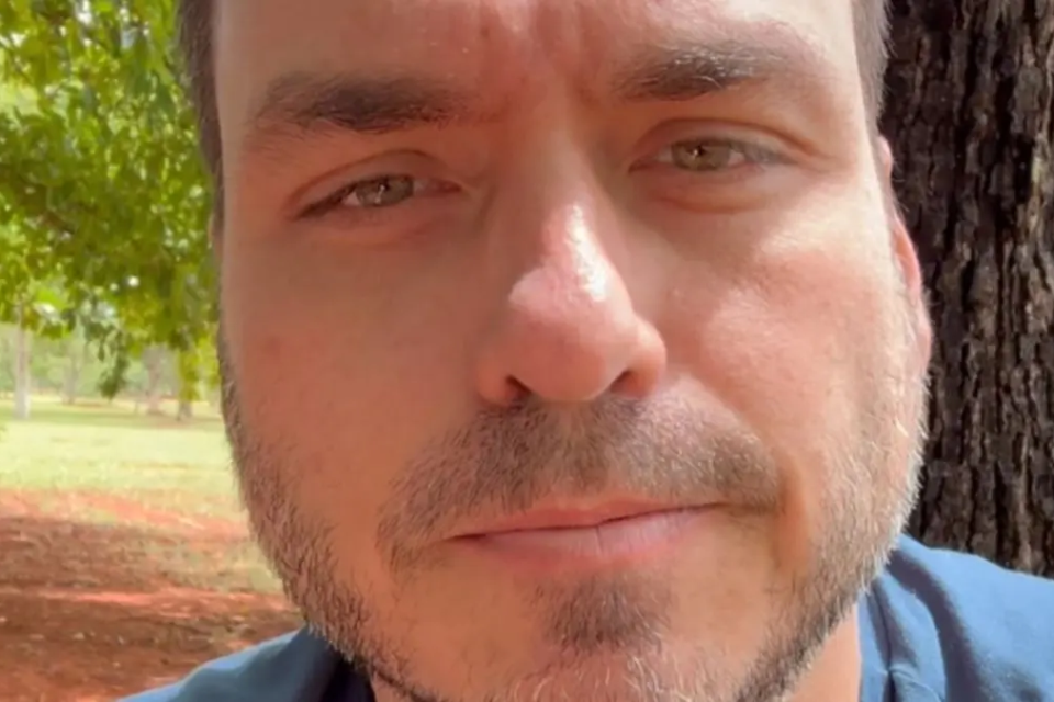 Carlos Bolsonaro grava vídeo