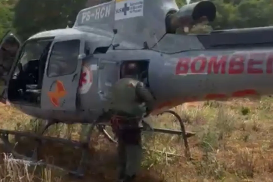 Helicóptero dos bombeiros em Trindade