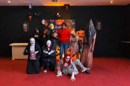 Grupo Fantasiado em Festa de Halloween